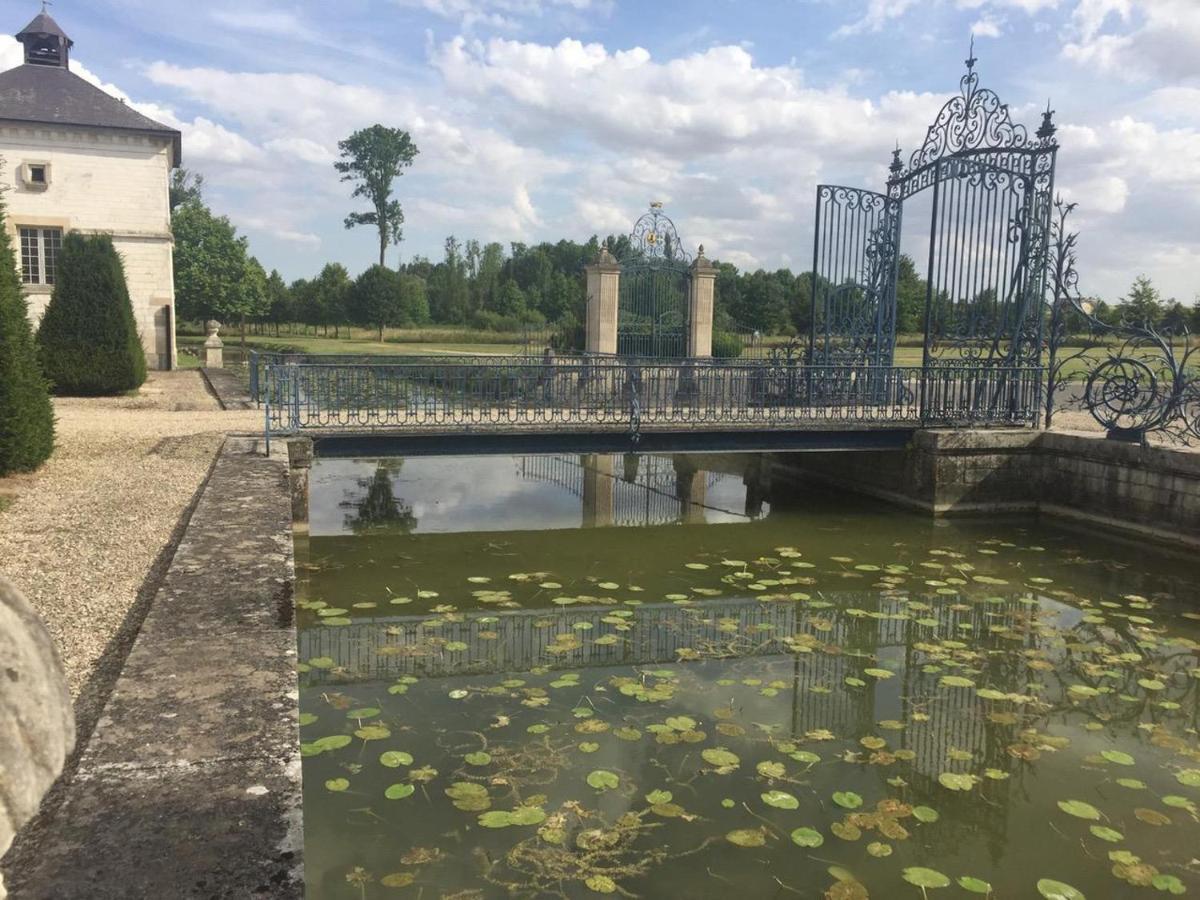 Chateau De Vitry-La-Ville Exterior photo